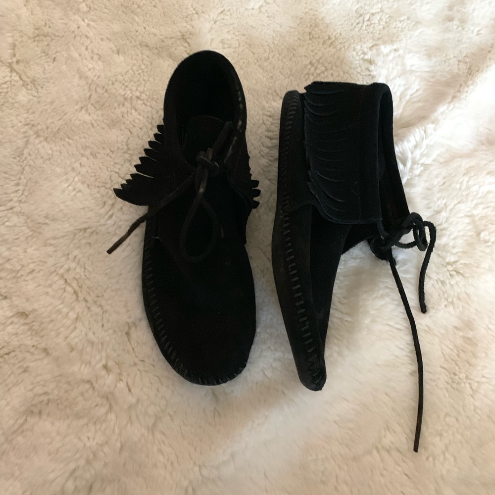 Minnetonka Fringe Booties - Black
